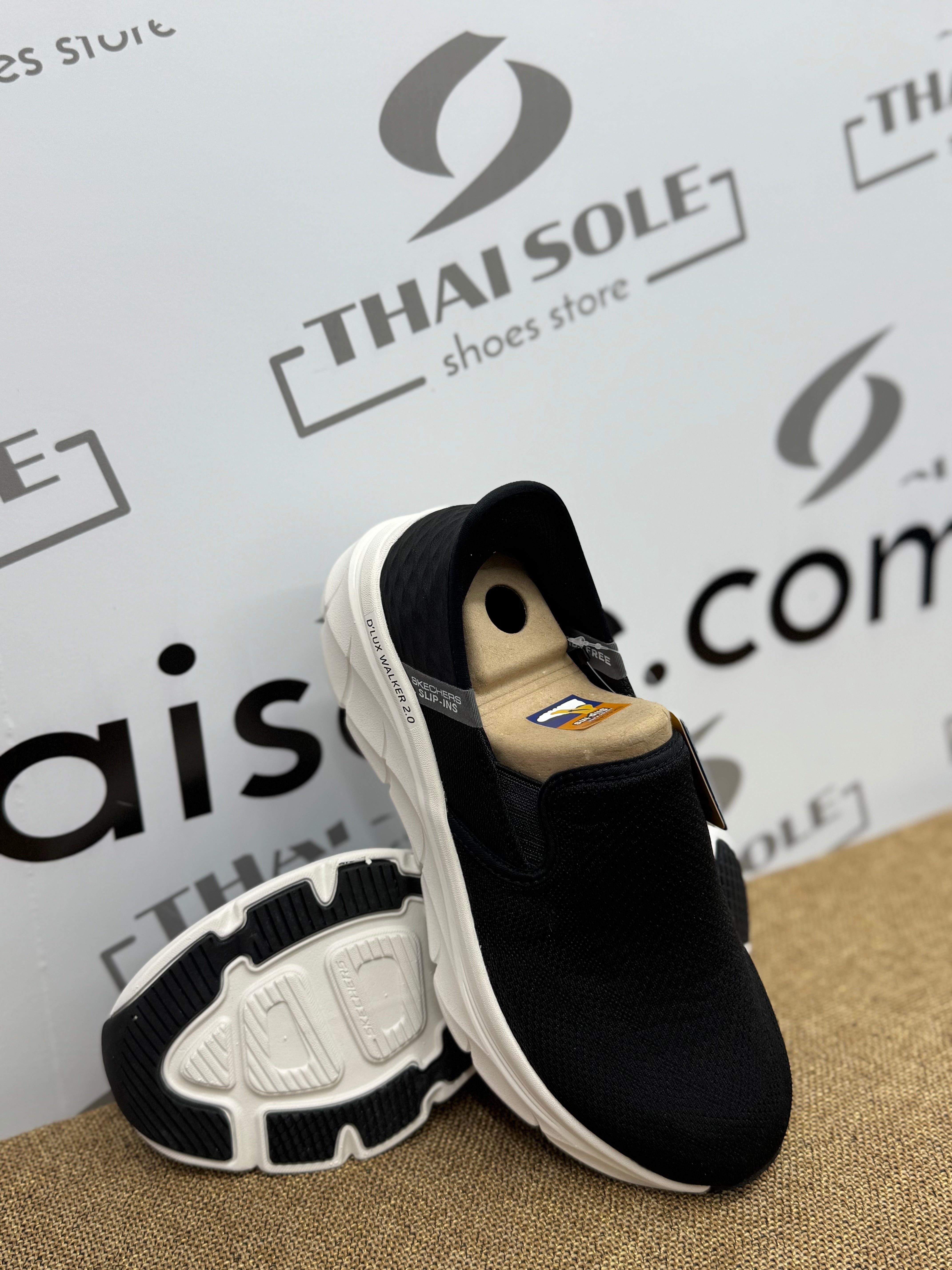 SKECHERS Slip-ins Relaxed Fit D'Lux Walker Reeler Men's Casual Shoes