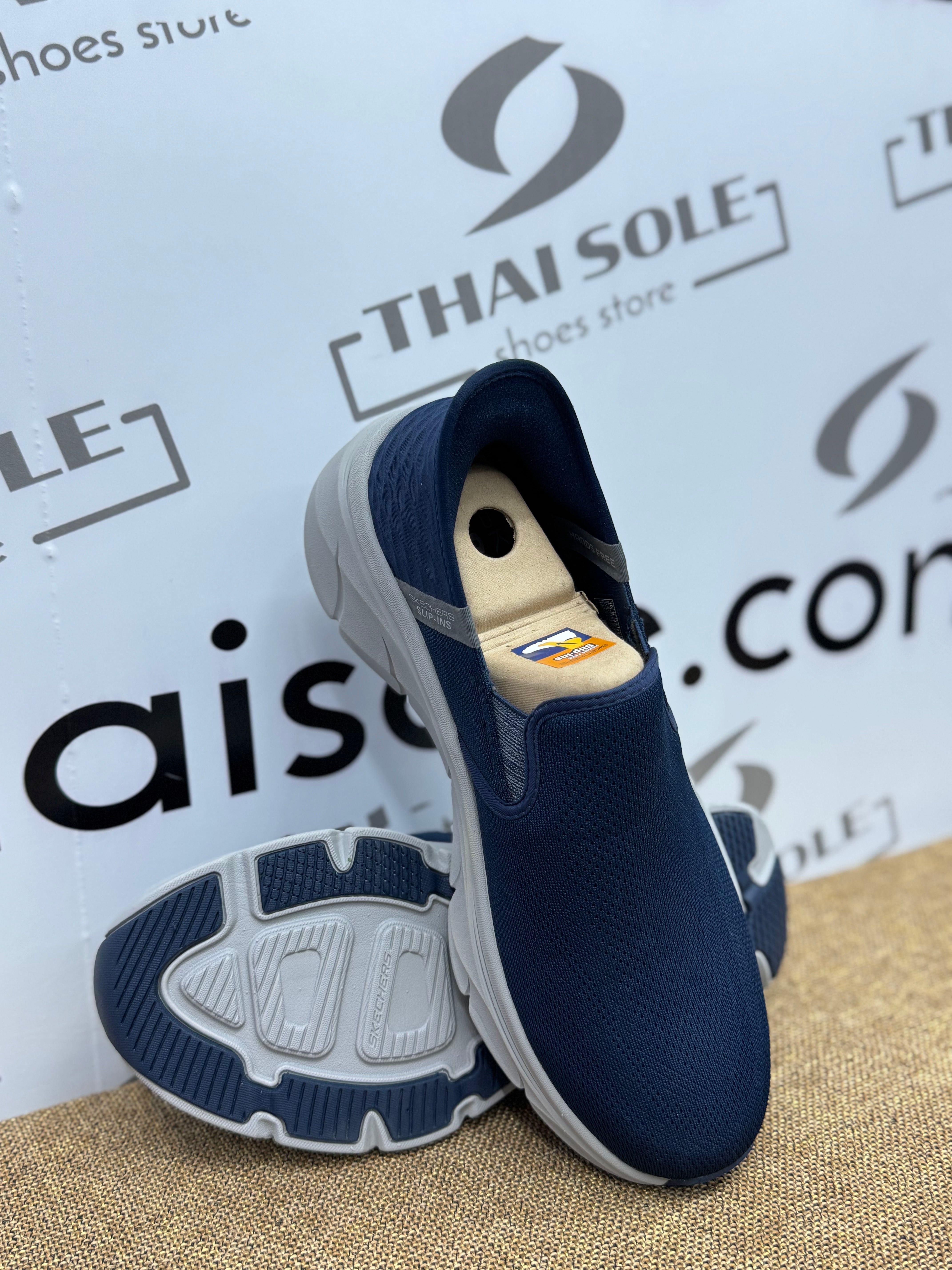 SKECHERS Slip-ins Relaxed Fit D'Lux Walker Reeler Men's Casual Shoes