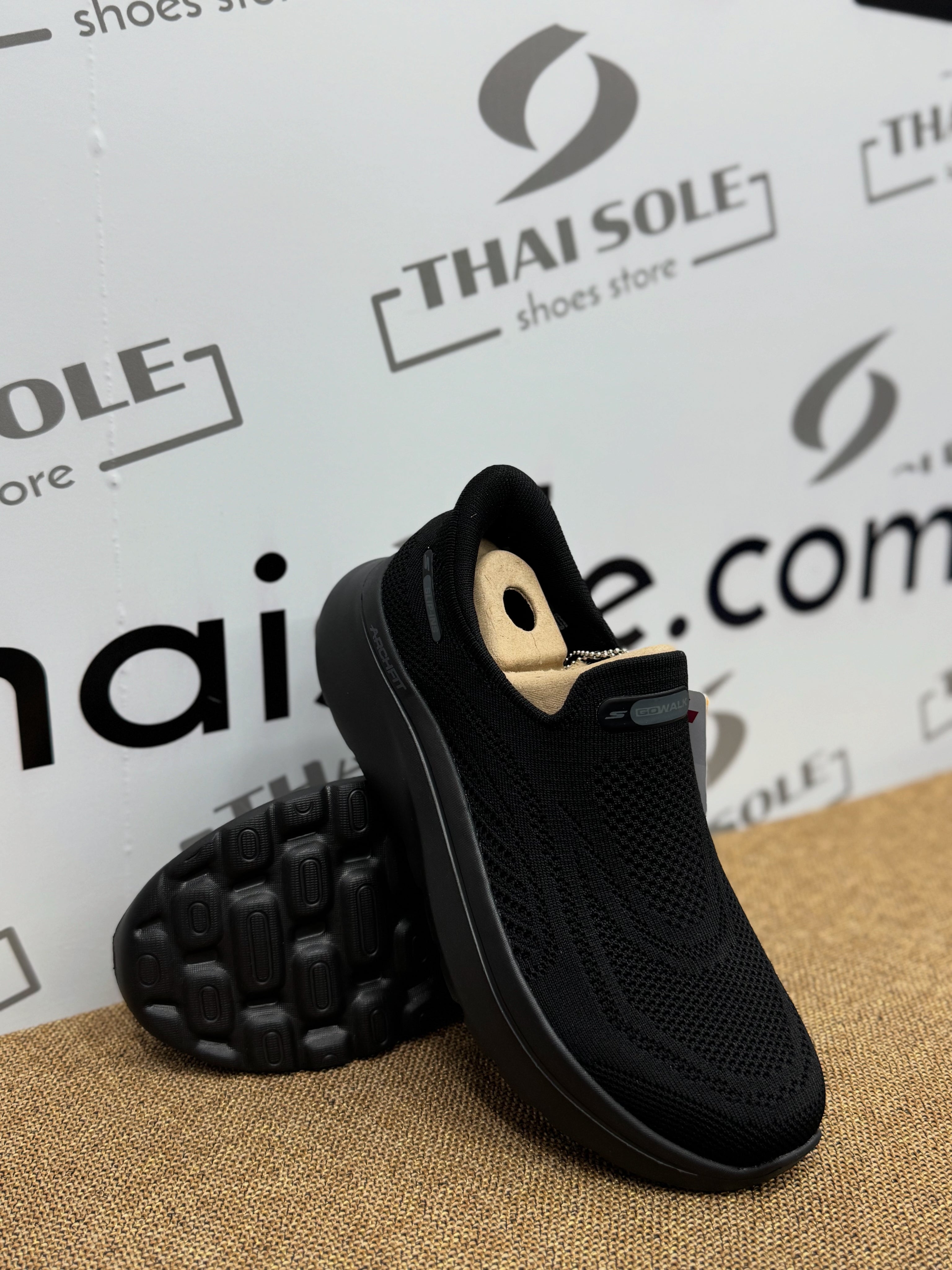 SKECHERS  Slip-ins Relaxed Fit: GO WALK Arch Fit N-Joy - Dale Men's Training Shoes