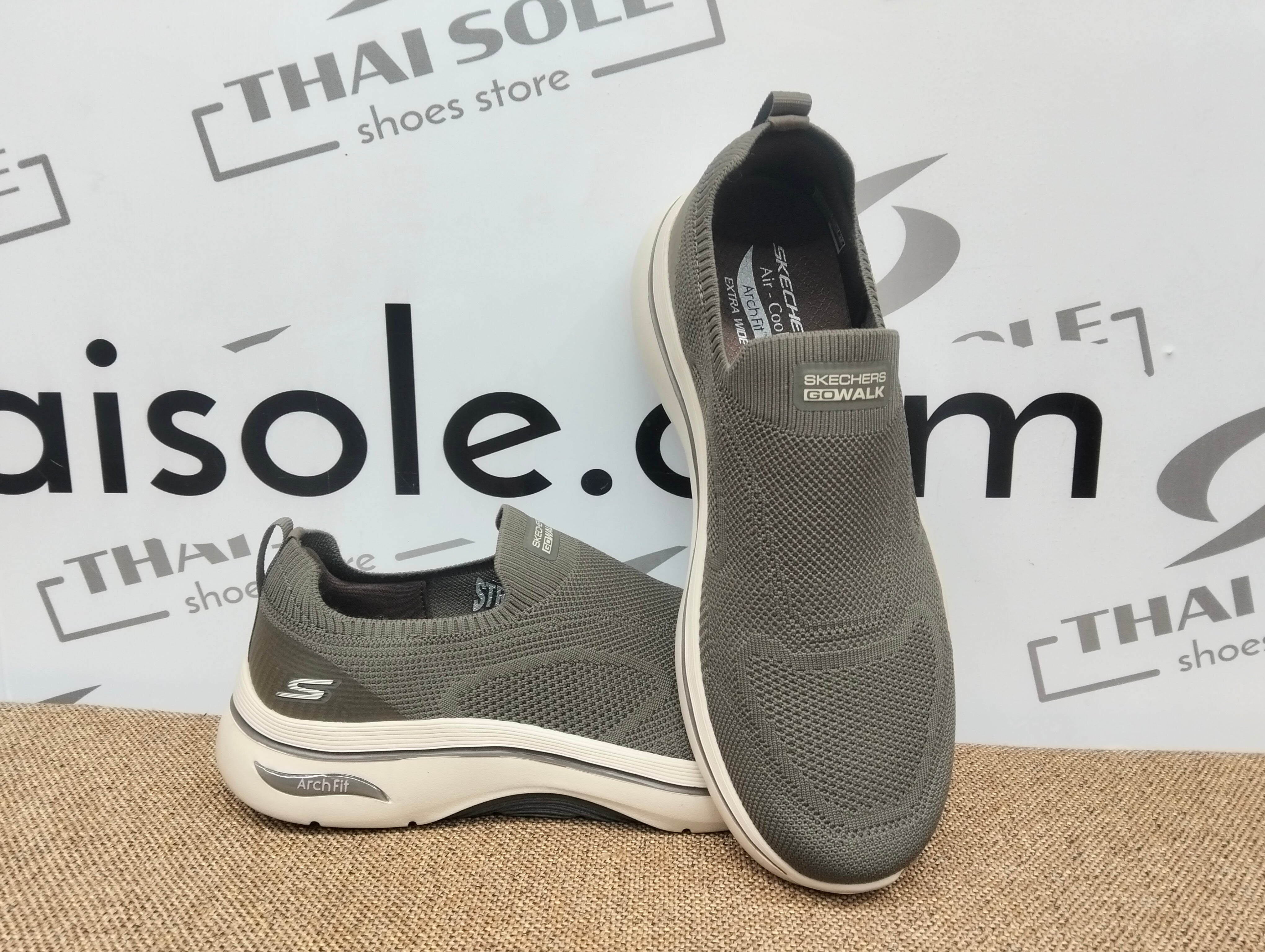 Go Walk Arch Fit 2.0 Extra Wide Fit